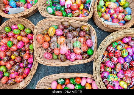 Popolari pisanki tradizionali polacchi, uova di Pasqua dipinte a mano, in mostra nel mercato di Pasqua di Cracovia. I pisanka polacchi sono uova riccamente ornate usando varie tecniche. La parola pisanka deriva dal verbo polacco 'pisac' che significa 'scrivere' e nel vecchio polacco significava anche 'dipingere'. Originati come tradizione pagana, i pisanki furono assorbiti dal cristianesimo per diventare il tradizionale uovo di Pasqua. I Pisanki sono ora considerati simboleggiare la rinascita della natura e la speranza che i cristiani trarranno dalla fede nella risurrezione di Gesù Cristo. Sabato 8 aprile 2017, a Cracovia, Polonia. Foto di Artur Foto Stock