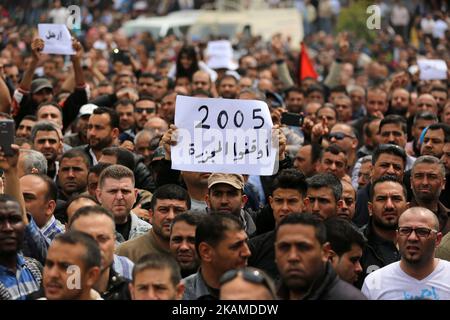 Palestinesi, impiegati dall'autorità Palestinese, slogan cantanti e cartelli ondulati durante una manifestazione contro la decisione di ridurre i loro stipendi a Gaza City il 8 aprile 2017 (Foto di Momen Faiz/NurPhoto) *** Please use Credit from Credit Field *** Foto Stock