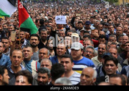 Palestinesi, impiegati dall'autorità Palestinese, slogan cantanti e cartelli ondulati durante una manifestazione contro la decisione di ridurre i loro stipendi a Gaza City il 8 aprile 2017 (Foto di Momen Faiz/NurPhoto) *** Please use Credit from Credit Field *** Foto Stock