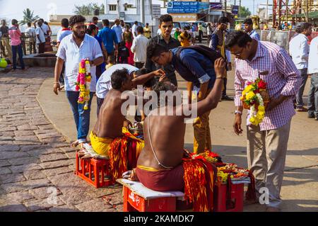 Collina di Chamundi, Mysore, Karnataka, India : Un prete del brahmin mette un bindi sulla fronte di un ospite al tempiale di Sri Chamundeswari nella collina di Chamundi. Foto Stock