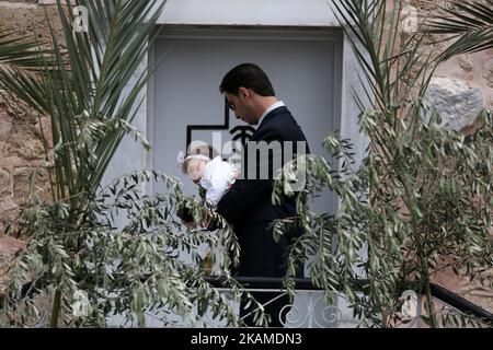 I fedeli ortodossi palestinesi partecipano a una sfilata che segna la domenica delle Palme presso la chiesa greco-ortodossa di San Porfirio a Gaza il 9 aprile 2017. La Domenica delle Palme è l'ultima Domenica di Quaresima, inizio della settimana Santa, e commemora il trionfante arrivo di Gesù Cristo a Gerusalemme, giorni prima della sua crocifissione. (Foto di Majdi Fathi/NurPhoto) *** Please use Credit from Credit Field *** Foto Stock