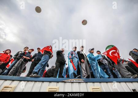 Il 8 aprile 2017, durante una campagna di campagna per il sì ad un referendum costituzionale a Istanbul, la gente ha lanciato bandiere 'sì' e bandiere nazionali turche. Il 16 aprile 2017 il pubblico turco voterà sulla possibilità di trasformare l'attuale sistema parlamentare in una presidenza esecutiva. (Foto di Emrah Oprukcu/NurPhoto) *** Please use Credit from Credit Field *** Foto Stock