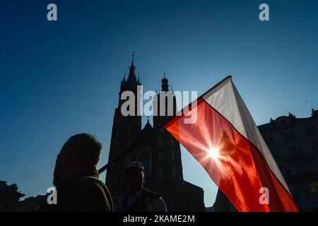 La settima marcia bianca e rossa della memoria si svolge a partire dalla piazza principale di Cracovia, mentre la Polonia commemorava l'anniversario del disastro dello Smolensk. Nelle prime ore del mattino, il 10 aprile 2010 un aereo tu-154M si è schiantato a Smolensk (Russia) a un chilometro dalla pista in condizioni meteorologiche avverse, uccidendo tutti i 96 passeggeri a bordo, tra cui il presidente polacco Lech Kaczynski e sua moglie, l'ex presidente Ryszard Kaczorowski, L'intero comando generale dell'esercito, il capo dello Stato maggiore polacco e altri alti ufficiali militari polacchi, il presidente della Banca Nazionale di Pol Foto Stock