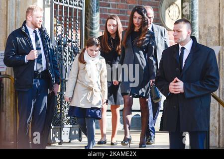 Marta Kaczynska (Centro), figlia del defunto presidente polacco Lech Kaczynski e della First Lady Maria Kaczynska, al termine della visita di un sarcofago dove sono stati deposti i suoi genitori, il giorno in cui la Polonia commemorava il 7th° anniversario del disastro di Smolensk. Nelle prime ore del mattino, il 10th aprile 2010 un aereo tu-154M si è schiantato a Smolensk (Russia) a 1km km dalla pista in condizioni meteorologiche nebbie, uccidendo tutti e 96 i passeggeri a bordo, tra cui il presidente polacco Lech Kaczynski e sua moglie, ex presidente Ryzard Kaczorowski, L'intero comando generale dell'esercito, il Capo Foto Stock