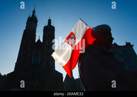 La settima marcia bianca e rossa della memoria si svolge a partire dalla piazza principale di Cracovia, mentre la Polonia commemorava l'anniversario del disastro dello Smolensk. Nelle prime ore del mattino, il 10 aprile 2010 un aereo tu-154M si è schiantato a Smolensk (Russia) a un chilometro dalla pista in condizioni meteorologiche avverse, uccidendo tutti i 96 passeggeri a bordo, tra cui il presidente polacco Lech Kaczynski e sua moglie, l'ex presidente Ryszard Kaczorowski, L'intero comando generale dell'esercito, il capo dello Stato maggiore polacco e altri alti ufficiali militari polacchi, il presidente della Banca Nazionale di Pol Foto Stock