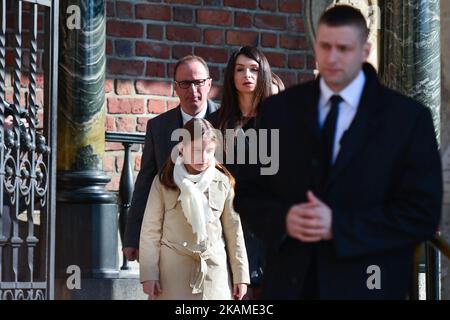 Marta Kaczynska (Centro), figlia del defunto presidente polacco Lech Kaczynski e della First Lady Maria Kaczynska, al termine della visita di un sarcofago dove sono stati deposti i suoi genitori, il giorno in cui la Polonia commemorava il 7th° anniversario del disastro di Smolensk. Nelle prime ore del mattino, il 10th aprile 2010 un aereo tu-154M si è schiantato a Smolensk (Russia) a 1km km dalla pista in condizioni meteorologiche nebbie, uccidendo tutti e 96 i passeggeri a bordo, tra cui il presidente polacco Lech Kaczynski e sua moglie, ex presidente Ryzard Kaczorowski, L'intero comando generale dell'esercito, il Capo Foto Stock