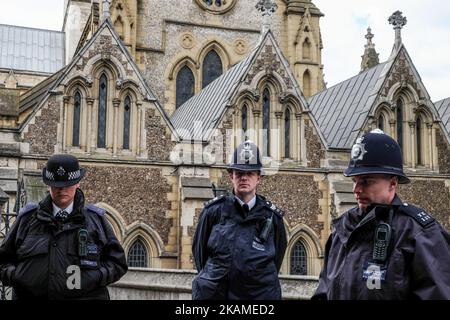 La polizia infila le strade e migliaia di persone si riuniscono vicino alla Cattedrale di Southwalk mentre il funerale di PC Keith Palmer si tiene a Londra, Regno Unito, il 10 aprile 2017. La gente ha guardato come la bara è stata portata fuori per essere messa a riposo.(foto da Jay Shaw Baker/NurPhoto) *** per favore usi il credito dal campo di accreditamento *** Foto Stock