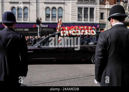 Il corteo funebre di PC Keith Palmer lascia la Cattedrale di Southwark il 10 aprile 2017 a Londra, Regno Unito. Un funerale della forza totale si tiene per PC Keith Palmer che è stato ucciso in un attacco terroristico a Westminster mentre era in servizio il 22 marzo 2017. Al funerale partecipano la sua famiglia, tra cui la moglie e il bambino, e gli ufficiali della polizia metropolitana che hanno servito accanto a lui. Gli ufficiali del servizio più ampio attraverso l'Inghilterra ed il Galles inoltre assistono ad onorare il loro collega caduto.(foto da Jay Shaw Baker/NurPhoto) *** per favore usi il credito dal campo di accreditamento *** Foto Stock