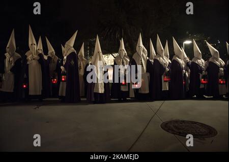 Le Confraternite della fraternità della preghiera partecipano alla processione notturna del lunedì Santo a Santander, in Spagna, in occasione della celebrazione della settimana Santa del 10 aprile 2017. Questa processione parte alle 10:30 nella chiesa di Santa Gema e attraversa le strade della città fino ai giardini di Pereda, dove viene fatta una preghiera dal vescovo della città. Durante il percorso, il silenzio è mantenuto e le cofrate portano lanterne per illuminare la strada. (Foto di Joaquin Gomez Sastre/NurPhoto) *** Please use Credit from Credit Field *** Foto Stock