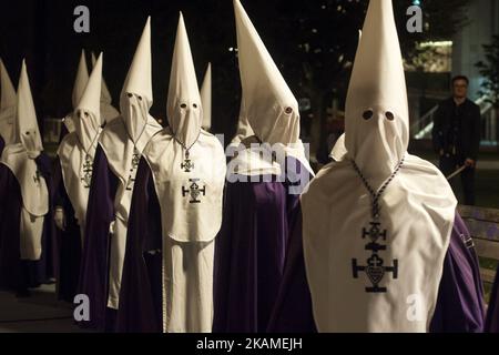 Le Confraternite della fraternità di preghiera partecipano alla processione notturna del lunedì sera a Santander, in Spagna, il 10 aprile 2017. Questa processione parte alle 10:30 nella chiesa di Santa Gema e attraversa le strade della città fino ai giardini di Pereda, dove viene fatta una preghiera dal vescovo della città. Durante il percorso, il silenzio è mantenuto e le cofrate portano lanterne per illuminare la strada. (Foto di Joaquin Gomez Sastre/NurPhoto) *** Please use Credit from Credit Field *** Foto Stock