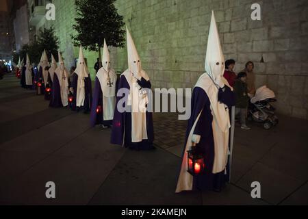 Le Confraternite della fraternità della preghiera partecipano alla processione notturna del lunedì Santo a Santander, in Spagna, in occasione della celebrazione della settimana Santa del 10 aprile 2017. Questa processione parte alle 10:30 nella chiesa di Santa Gema e attraversa le strade della città fino ai giardini di Pereda, dove viene fatta una preghiera dal vescovo della città. Durante il percorso, il silenzio è mantenuto e le cofrate portano lanterne per illuminare la strada. (Foto di Joaquin Gomez Sastre/NurPhoto) *** Please use Credit from Credit Field *** Foto Stock