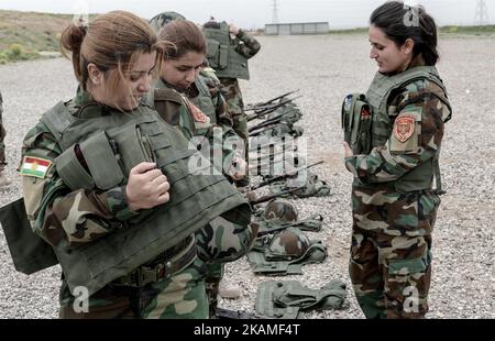 Le donne di Peshmerga si allenano al campo di BNASLAWA, Erbil Kurdistan, il 11 aprile 2017. Le donne avranno addestratori che stanno aiutando a imparare le abilità di combattimento, che vanno dalla tattica di fanteria all'uso dei mortai, prima di essere inviate in campo, che alla fine andranno in prima linea con i loro compagni maschili. (Foto di Gail Orenstein/NurPhoto) *** Please use Credit from Credit Field *** Foto Stock