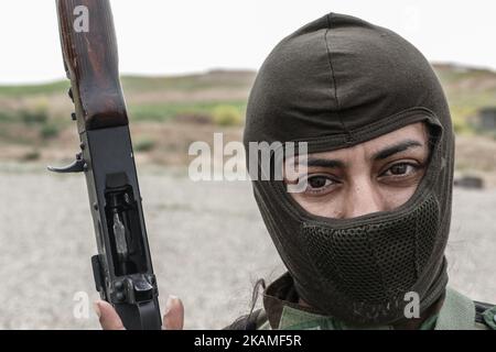 Le donne di Peshmerga si allenano al campo di BNASLAWA, Erbil Kurdistan, il 11 aprile 2017. Le donne avranno addestratori che stanno aiutando a imparare le abilità di combattimento, che vanno dalla tattica di fanteria all'uso dei mortai, prima di essere inviate in campo, che alla fine andranno in prima linea con i loro compagni maschili. (Foto di Gail Orenstein/NurPhoto) *** Please use Credit from Credit Field *** Foto Stock