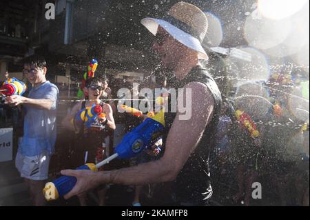 Revellers reagisce durante una lotta all'acqua alle celebrazioni del Songkran Festival a Bangkok, Thailandia, il 13 aprile 2017. Il festival di tre giorni di Songkran è la tradizionale celebrazione del Capodanno tailandese, conosciuta anche come il festival dell'acqua che si svolge dal 13 al 15 aprile ogni anno. Il festival è celebrato con spruzzi d'acqua e mettere polvere sulle facce degli altri come un segno simbolico di pulizia e lavaggio dei peccati dell'anno passato. (Foto di Anusak Laowilas/NurPhoto) *** Please use Credit from Credit Field *** Foto Stock