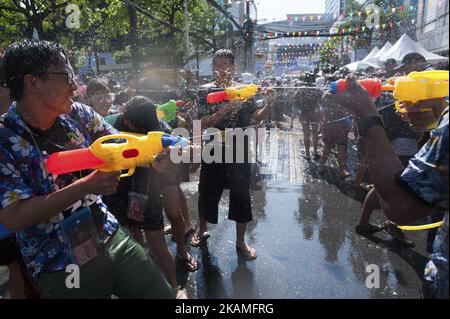 Revellers reagisce durante una lotta all'acqua alle celebrazioni del Songkran Festival a Bangkok, Thailandia, il 13 aprile 2017. Il festival di tre giorni di Songkran è la tradizionale celebrazione del Capodanno tailandese, conosciuta anche come il festival dell'acqua che si svolge dal 13 al 15 aprile ogni anno. Il festival è celebrato con spruzzi d'acqua e mettere polvere sulle facce degli altri come un segno simbolico di pulizia e lavaggio dei peccati dell'anno passato. (Foto di Anusak Laowilas/NurPhoto) *** Please use Credit from Credit Field *** Foto Stock