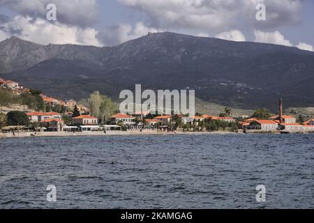 Il piccolo porto di pescatori di Molyvos (o Mythimna), nell'isola di Lesvos, nel Mar Egeo, in Grecia, in Europa. Lesvos è un'isola del Mar Egeo settentrionale. Molyvos o Molivos è un piccolo villaggio di pescatori nella parte settentrionale dell'isola. C'è un porticciolo, un castello e un villaggio costruito sulla collina. Ci sono alcune taverne intorno, polpi appesi ad asciugare al sole. Molyvos e Skala Sikamias vicino alla spiaggia di Eftalou hanno affrontato la più grande ondata migratoria dell'isola, da lì sono passati quasi un milione di rifugiati. Oggi c'è anche un battello di guardia costiera Frontex che vi si trova. (Foto di Nicolas Eco Foto Stock