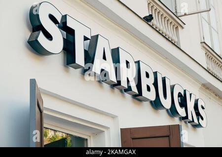 Ungheria, Budapest. 16 GIUGNO 2022. Foto del nome della caffetteria Starbucks con lettere bianche sulla parete sopra l'entrata. Foto Stock