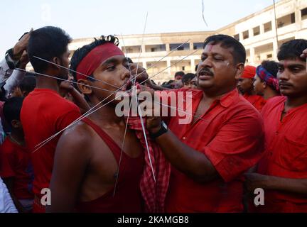 Il devoto indù indiano trafitto con la canna di ferro durante il festival di Gajan nel distretto di Burdwan del Bengala occidentale, India il venerdì, 14th aprile, 2017.Gajan è un festival indù celebrato principalmente nello stato indiano del Bengala occidentale. È associata a divinità come Shiva, Neel e Dharmathakur. Gajan si estende per circa una settimana, a partire dall'ultima settimana di Chaitro continuando fino alla fine dell'anno Bengalese. Si conclude con Charak Puja. I partecipanti a questo festival sono noti come Sannyasi o Bhokta. Il tema centrale di questo festival è la soddisfazione che deriva dalla devozione e dal sacrificio. (Foto di Sonali Pal C Foto Stock