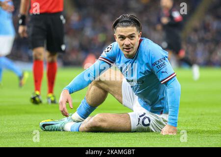 Manchester, Regno Unito. 02nd Nov 2022. Jack Grealish di Manchester City si alza dopo l'attacco durante la partita della UEFA Champions League tra Manchester City e Siviglia all'Etihad Stadium, Manchester, Inghilterra, il 2 novembre 2022. Foto di ben Wright. Solo per uso editoriale, licenza richiesta per uso commerciale. Non è utilizzabile nelle scommesse, nei giochi o nelle pubblicazioni di un singolo club/campionato/giocatore. Credit: UK Sports Pics Ltd/Alamy Live News Foto Stock