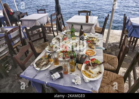 Il piccolo porto di pescatori di Molyvos (o Mythimna), nell'isola di Lesvos, nel Mar Egeo, in Grecia, in Europa. Lesvos è un'isola del Mar Egeo settentrionale. Molyvos o Molivos è un piccolo villaggio di pescatori nella parte settentrionale dell'isola. C'è un porticciolo, un castello e un villaggio costruito sulla collina. Ci sono alcune taverne intorno, polpi appesi ad asciugare al sole. Molyvos e Skala Sikamias vicino alla spiaggia di Eftalou hanno affrontato la più grande ondata migratoria dell'isola, da lì sono passati quasi un milione di rifugiati. Oggi c'è anche un battello di guardia costiera Frontex che vi si trova. (Foto di Nicolas Eco Foto Stock