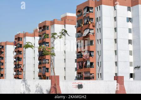 Cairo, Egitto, giugno 28 2022: Edifici residenziali sociali egiziani all'interno di un nuovo complesso che le famiglie di baraccopoli sono stati spostati in appartamenti ammobiliati liberi Foto Stock