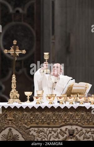 Papa Francesco partecipa alla Santa Messa del sabato di Pasqua nella Basilica di San Pietro, il 15 aprile 2017 a Città del Vaticano. Papa Francesco il Giovedì Santo ha lavato i piedi dei detenuti nella prigione di Paliano, a sud di Roma, durante la Messa della cena dei nostri Signori. (Foto di massimo Valicchia/NurPhoto) *** Please use Credit from Credit Field *** Foto Stock