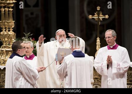 Papa Francesco partecipa alla Santa Messa del sabato di Pasqua nella Basilica di San Pietro, il 15 aprile 2017 a Città del Vaticano. Papa Francesco il Giovedì Santo ha lavato i piedi dei detenuti nella prigione di Paliano, a sud di Roma, durante la Messa della cena dei nostri Signori. (Foto di massimo Valicchia/NurPhoto) *** Please use Credit from Credit Field *** Foto Stock