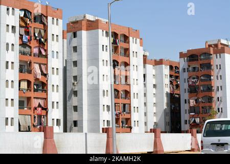 Cairo, Egitto, giugno 28 2022: Edifici residenziali sociali egiziani all'interno di un nuovo complesso che le famiglie di baraccopoli sono stati spostati in appartamenti ammobiliati liberi Foto Stock