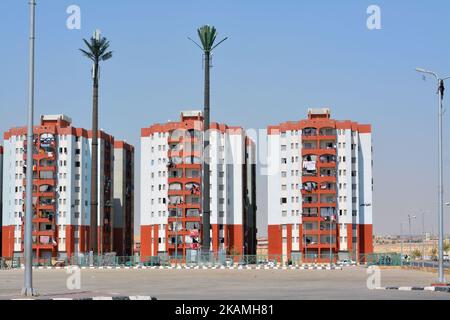 Cairo, Egitto, giugno 28 2022: Edifici residenziali sociali egiziani all'interno di un nuovo complesso che le famiglie di baraccopoli sono stati spostati in appartamenti ammobiliati liberi Foto Stock