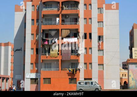 Cairo, Egitto, giugno 28 2022: Edifici residenziali sociali egiziani all'interno di un nuovo complesso che le famiglie di baraccopoli sono stati spostati in appartamenti ammobiliati liberi Foto Stock