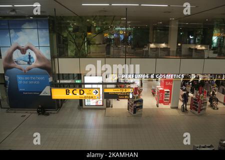 Varie immagini durante una giornata misteriosa all'interno del terminal dell'aeroporto, le porte, all'esterno del terminal e il piazzale con vari aerei e compagnie aeree dell'aeroporto internazionale di Amsterdam, Schiphol. Schiphol è il più grande aeroporto dei Paesi Bassi e uno dei più importanti d'Europa con 63,6 milioni di passeggeri all'anno. (Foto di Nicolas Economou/NurPhoto) *** Please use Credit from Credit Field *** Foto Stock