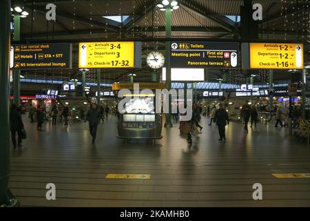 Varie immagini durante una giornata misteriosa all'interno del terminal dell'aeroporto, le porte, all'esterno del terminal e il piazzale con vari aerei e compagnie aeree dell'aeroporto internazionale di Amsterdam, Schiphol. Schiphol è il più grande aeroporto dei Paesi Bassi e uno dei più importanti d'Europa con 63,6 milioni di passeggeri all'anno. (Foto di Nicolas Economou/NurPhoto) *** Please use Credit from Credit Field *** Foto Stock