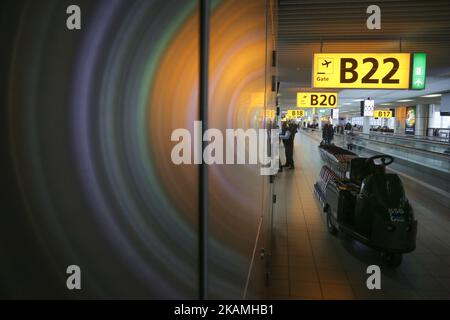 Varie immagini durante una giornata misteriosa all'interno del terminal dell'aeroporto, le porte, all'esterno del terminal e il piazzale con vari aerei e compagnie aeree dell'aeroporto internazionale di Amsterdam, Schiphol. Schiphol è il più grande aeroporto dei Paesi Bassi e uno dei più importanti d'Europa con 63,6 milioni di passeggeri all'anno. (Foto di Nicolas Economou/NurPhoto) *** Please use Credit from Credit Field *** Foto Stock