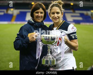 L-R manager Karen Hills di Tottenham Hotspur LFC e Jenna Schillachi di Tottenham Hotspur LFC con Trophy durante la partita della fa Women's Premier League - Southern Division tra Tottenham Hotspur Ladies e West Ham United Ladies al White Hart Lane Stadium, Londra, 19 aprile 2017 (Foto di Kieran Galvin/NurPhoto) *** Utilizzare il campo credito da credito *** Foto Stock