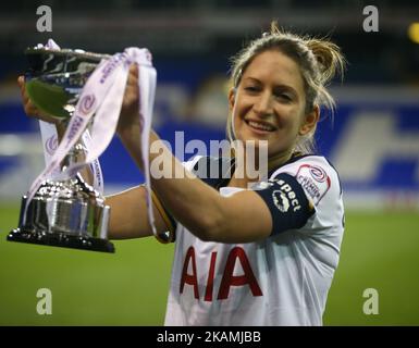 Jenna Schillachi di Tottenham Hotspur LFC con Trophy durante la partita della fa Women's Premier League - Southern Division tra Tottenham Hotspur Ladies e West Ham United Ladies al White Hart Lane Stadium, Londra, 19 aprile 2017 (Photo by Kieran Galvin/NurPhoto) *** Please use Credit from Credit Field *** Foto Stock