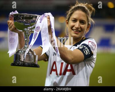 Jenna Schillachi di Tottenham Hotspur LFC con Trophy durante la partita della fa Women's Premier League - Southern Division tra Tottenham Hotspur Ladies e West Ham United Ladies al White Hart Lane Stadium, Londra, 19 aprile 2017 (Photo by Kieran Galvin/NurPhoto) *** Please use Credit from Credit Field *** Foto Stock