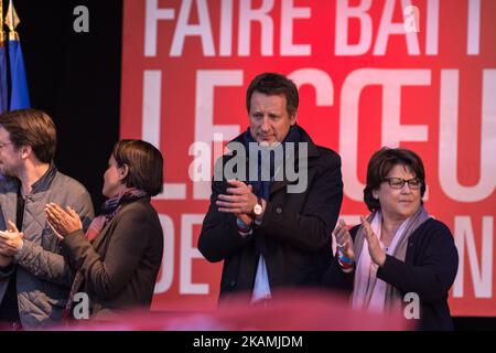 Martine Aubry (R) e Yannick Jadot frequentano la riunione politica del candidato presidenziale del Partito socialista francese Benoit Hamon Place de la Republique il 19 aprile 2017 a Parigi, Francia. Migliaia di sostenitori hanno riunito Place de la Republique per ascoltare Benoit Hamon parlare solo 4 giorni prima del primo turno delle elezioni presidenziali in Francia. (Foto di Julien Mattia/NurPhoto) *** Please use Credit from Credit Field *** Foto Stock