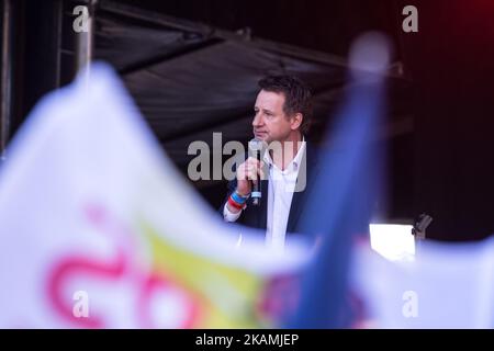 Yannick Jadot partecipa alla riunione politica del candidato presidenziale del Partito socialista francese Benoit Hamon Place de la Republique il 19 aprile 2017 a Parigi, Francia. Migliaia di sostenitori hanno riunito Place de la Republique per ascoltare Benoit Hamon parlare solo 4 giorni prima del primo turno delle elezioni presidenziali in Francia. (Foto di Julien Mattia/NurPhoto) *** Please use Credit from Credit Field *** Foto Stock