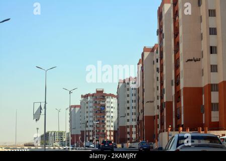 Cairo, Egitto, giugno 28 2022: Edifici residenziali sociali egiziani all'interno di un nuovo complesso che le famiglie di baraccopoli sono stati spostati in appartamenti ammobiliati liberi Foto Stock