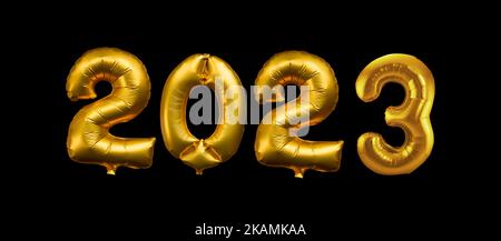 2023 scritto con palloncini d'oro isolato su sfondo nero, banner web festa di nuovo anno Foto Stock