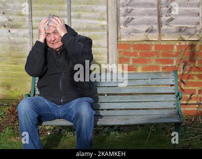 Ansia. Uomo anziano o anziano che soffre di stress e ansia. Spaventato o terrorizzato. Bisogno di aiuto. Foto Stock