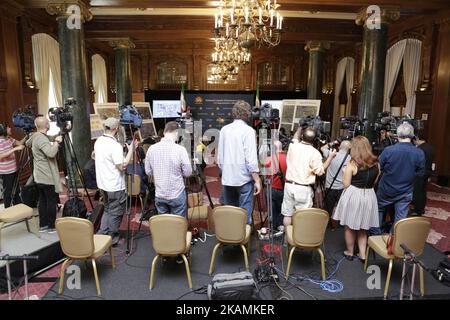 Alireza Jafarzadeh, vicedirettore dell'Ufficio di Washington del Consiglio Nazionale della resistenza dell'Iran, gestendo durante una conferenza stampa a Washington il 21 aprile 2017, dove ha discusso lo stato dell'apparato nucleare per la realizzazione delle bombe dell'regimeÂ iraniana, compreso il lavoro di armamento segreto nel sito militare di Parchin, sud-est di Teheran, che ha detto doveva essere ispezionato immediatamente dall'Agenzia internazionale per l'energia atomica. (Foto di Siavosh Hosseini/NurPhoto) *** Please use Credit from Credit Field *** Foto Stock