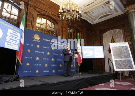 Alireza Jafarzadeh, vicedirettore dell'Ufficio di Washington del Consiglio Nazionale della resistenza dell'Iran, gestendo durante una conferenza stampa a Washington il 21 aprile 2017, dove ha discusso lo stato dell'apparato nucleare per la realizzazione delle bombe dell'regimeÂ iraniana, compreso il lavoro di armamento segreto nel sito militare di Parchin, sud-est di Teheran, che ha detto doveva essere ispezionato immediatamente dall'Agenzia internazionale per l'energia atomica. (Foto di Siavosh Hosseini/NurPhoto) *** Please use Credit from Credit Field *** Foto Stock