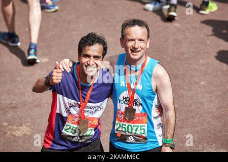 Oltre 40.000 persone, dagli atleti ai non atleti alle celebrità, hanno partecipato alla Maratona di Londra che ha avuto inizio a Blackheath e si è conclusa al St James's Park Malborough Road, aprile 23rd 2017. (Foto di Karyn Louise/NurPhoto) *** Please use Credit from Credit Field *** Foto Stock