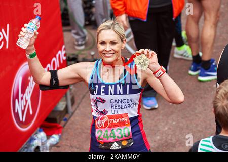 Jenni Falconer posa per una foto dopo aver completato la Virgin London Marathon il 23 aprile 2017 a Londra, Inghilterra. (Foto di Karyn Louise/NurPhoto) *** Please use Credit from Credit Field *** Foto Stock