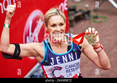 Jenni Falconer posa per una foto dopo aver completato la Virgin London Marathon il 23 aprile 2017 a Londra, Inghilterra. (Foto di Karyn Louise/NurPhoto) *** Please use Credit from Credit Field *** Foto Stock