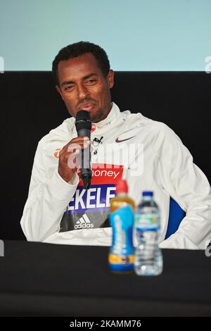 Al secondo posto, il Kenenisa Bekele dell'Etiopia durante una conferenza stampa dopo aver vinto la gara d'élite maschile alla maratona di Londra il 23 aprile 2017 a Londra. (Foto di Karyn Louise/NurPhoto) *** Please use Credit from Credit Field *** Foto Stock