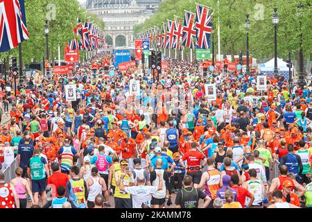 Oltre 40.000 persone, dagli atleti ai non atleti alle celebrità, hanno partecipato alla Maratona di Londra che ha avuto inizio a Blackheath e si è conclusa al St James's Park Malborough Road, aprile 23rd 2017. (Foto di Karyn Louise/NurPhoto) *** Please use Credit from Credit Field *** Foto Stock