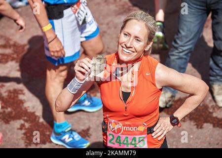 Helen Glover si presenta per una foto dopo aver completato la Virgin London Marathon il 23 aprile 2017 a Londra, Inghilterra. (Foto di Karyn Louise/NurPhoto) *** Please use Credit from Credit Field *** Foto Stock