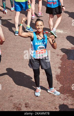 Adele Roberts posa per una foto dopo aver completato la Virgin London Marathon il 23 aprile 2017 a Londra, Inghilterra. (Foto di Karyn Louise/NurPhoto) *** Please use Credit from Credit Field *** Foto Stock